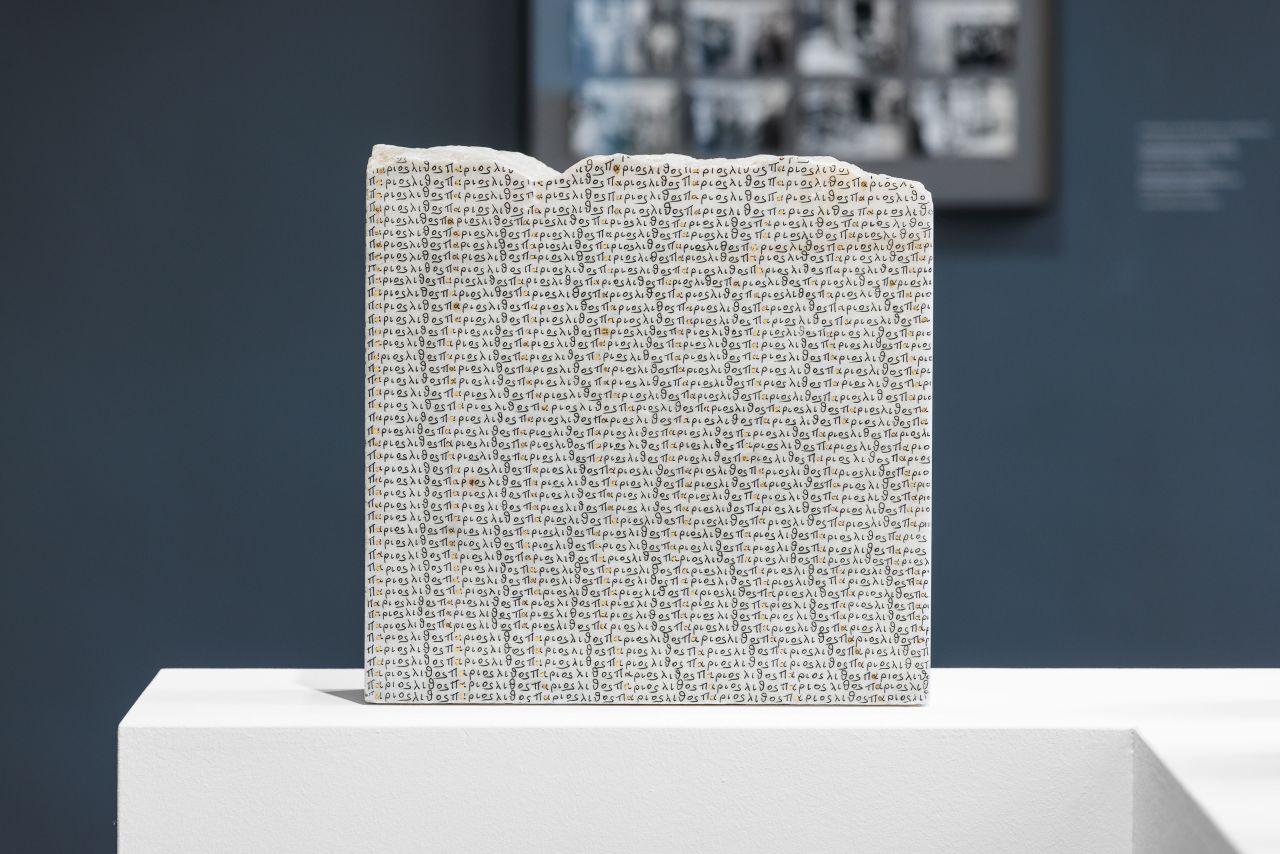 Greta Schödl: Marmo di Paros, 1978, Installationsansicht von Straßenpoesie bei Phileas, 2025